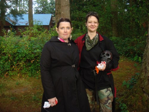 Yes, thats Jello on the right, his larp outfits went from super sexy girl, to gender neutral to really masculine depending on the character.